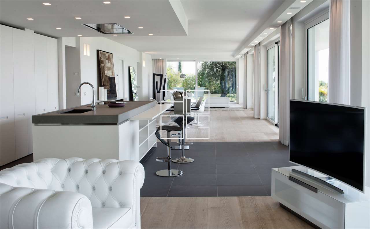 Luxurious four-room apartment in exclusive complex in Padenghe sul Garda