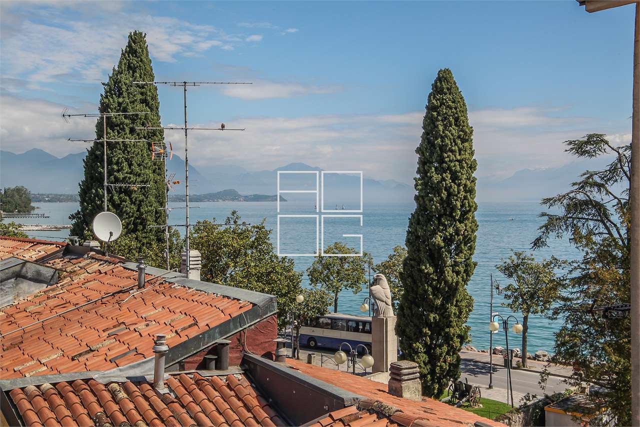 Important penthouse in the center with lake view in Desenzano del Garda