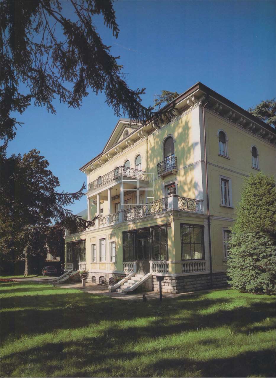 Important Art Nouveau villa with large private par in Salò