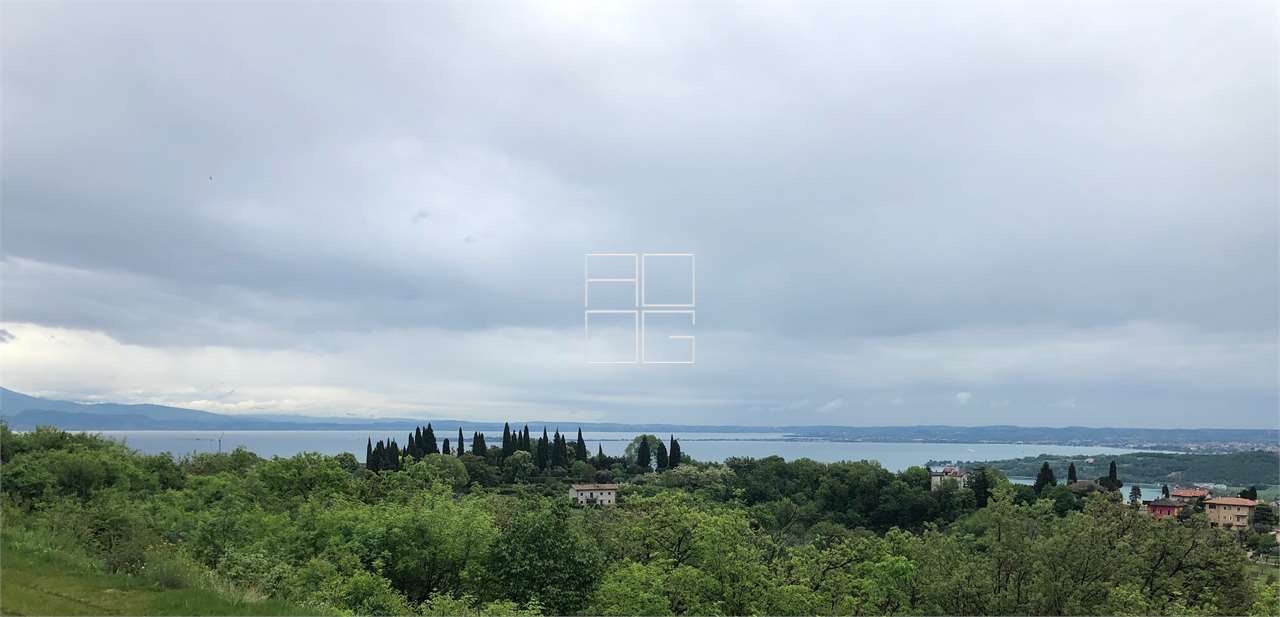 Important area with beautiful lake view in Padenghe sul Garda
