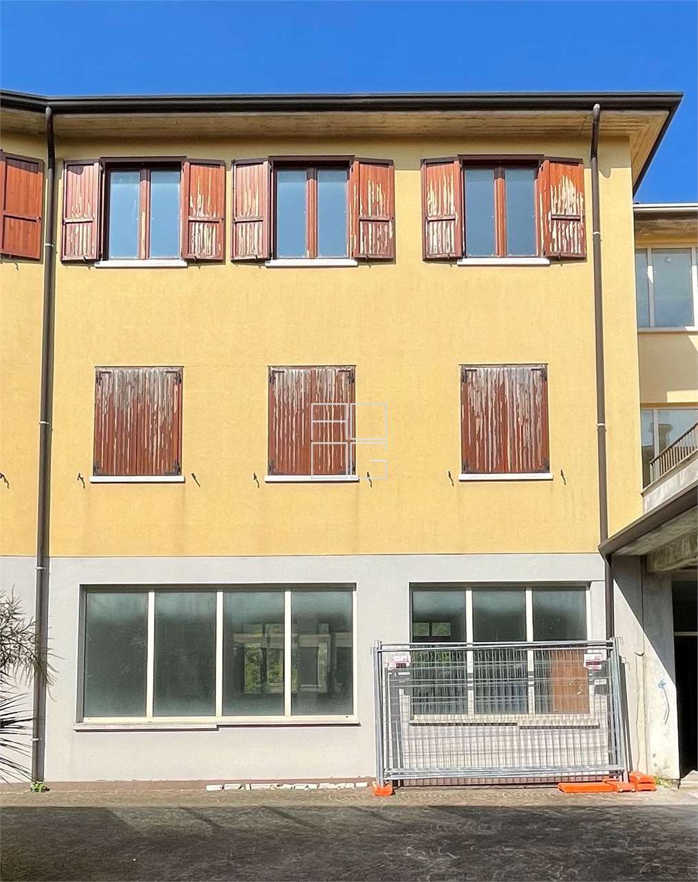 Office building in village centre in Toscolano Maderno