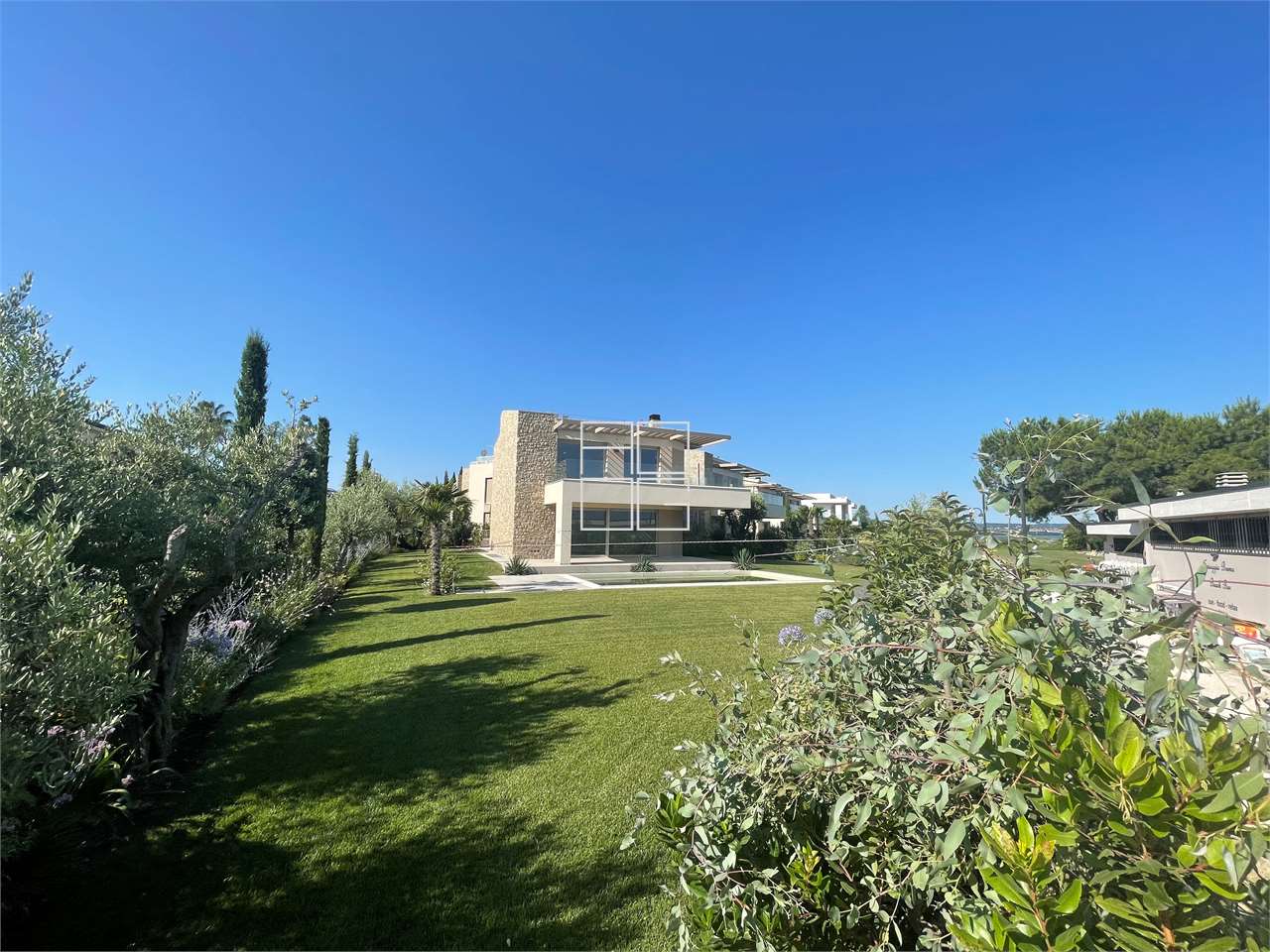 Important villa overlooking the lake in Sirmione