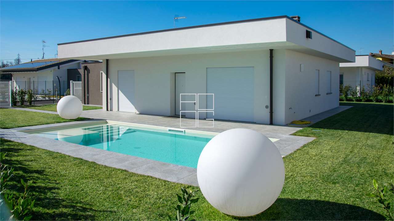 New class A4 villa with view of Lake Garda in Puegnago sul Garda