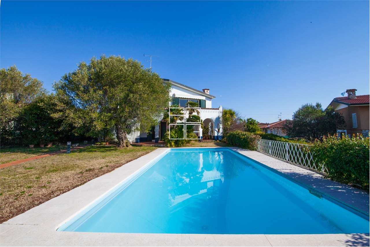 Villa mit Seeblick in gepflegtem Wohngebiet in Moniga del Garda