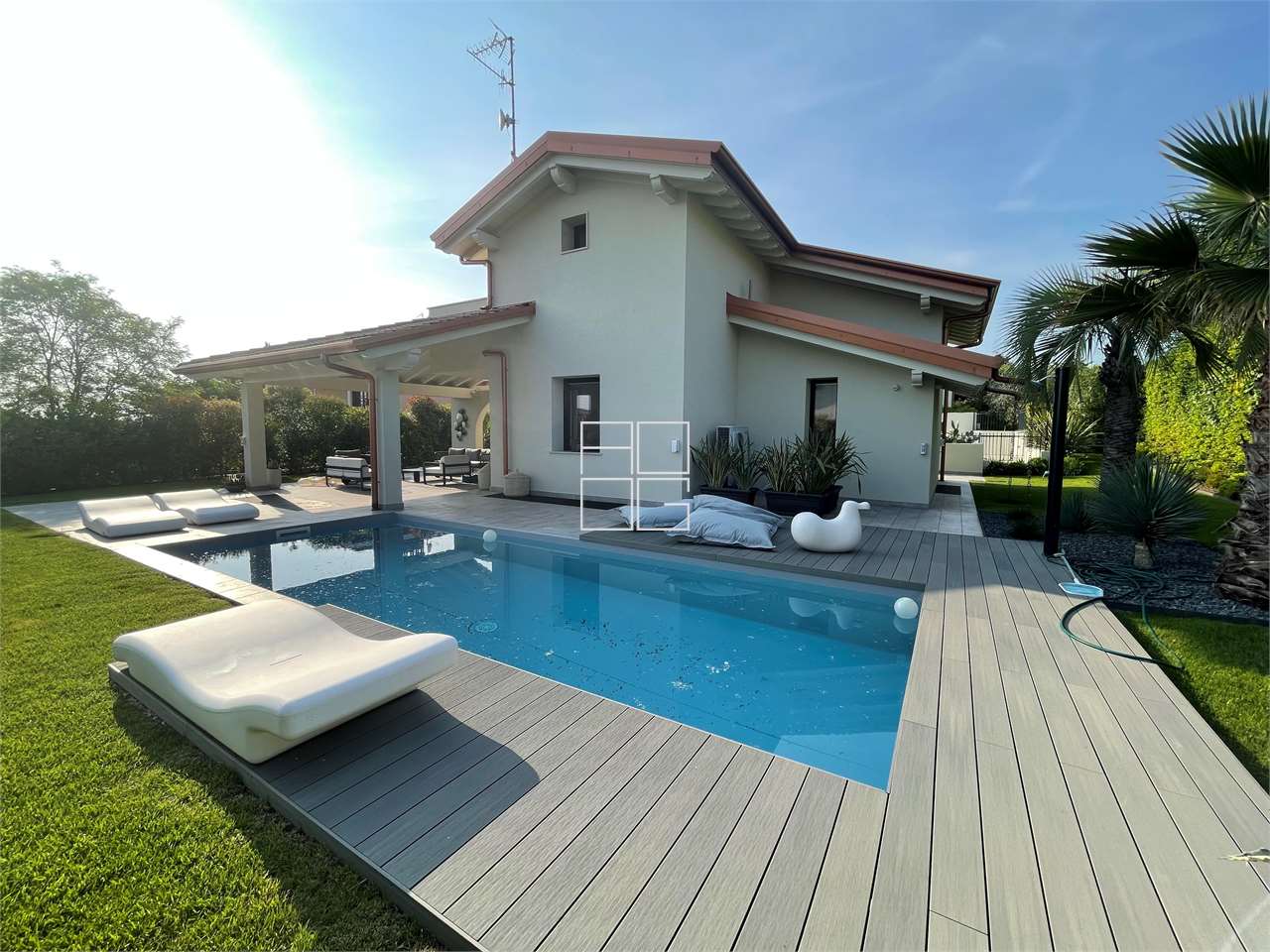 Elegante villa singola con piscina privata a Lonato del Garda