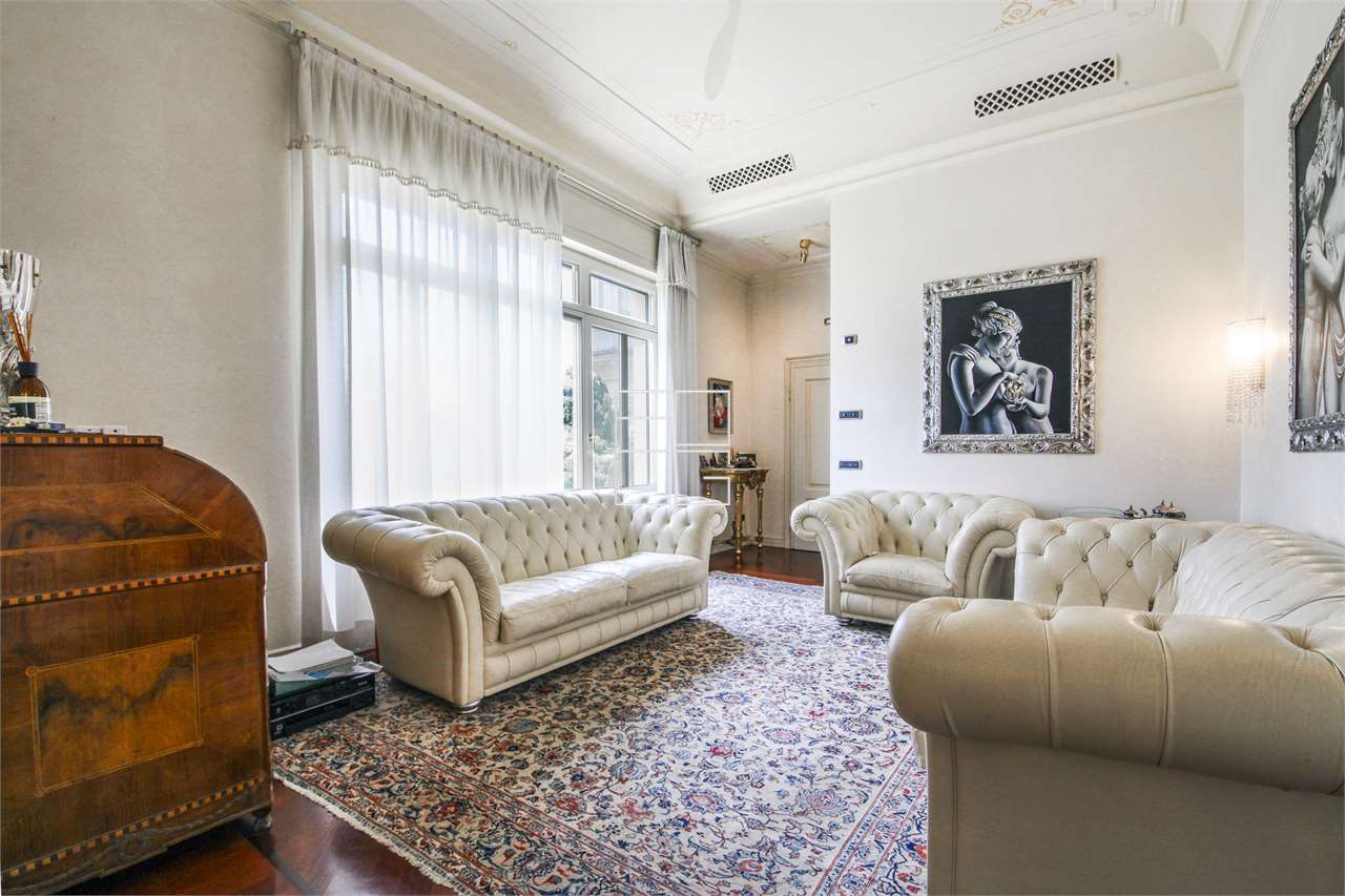 Exclusive flat in luxurious mansion in Desenzano del Garda