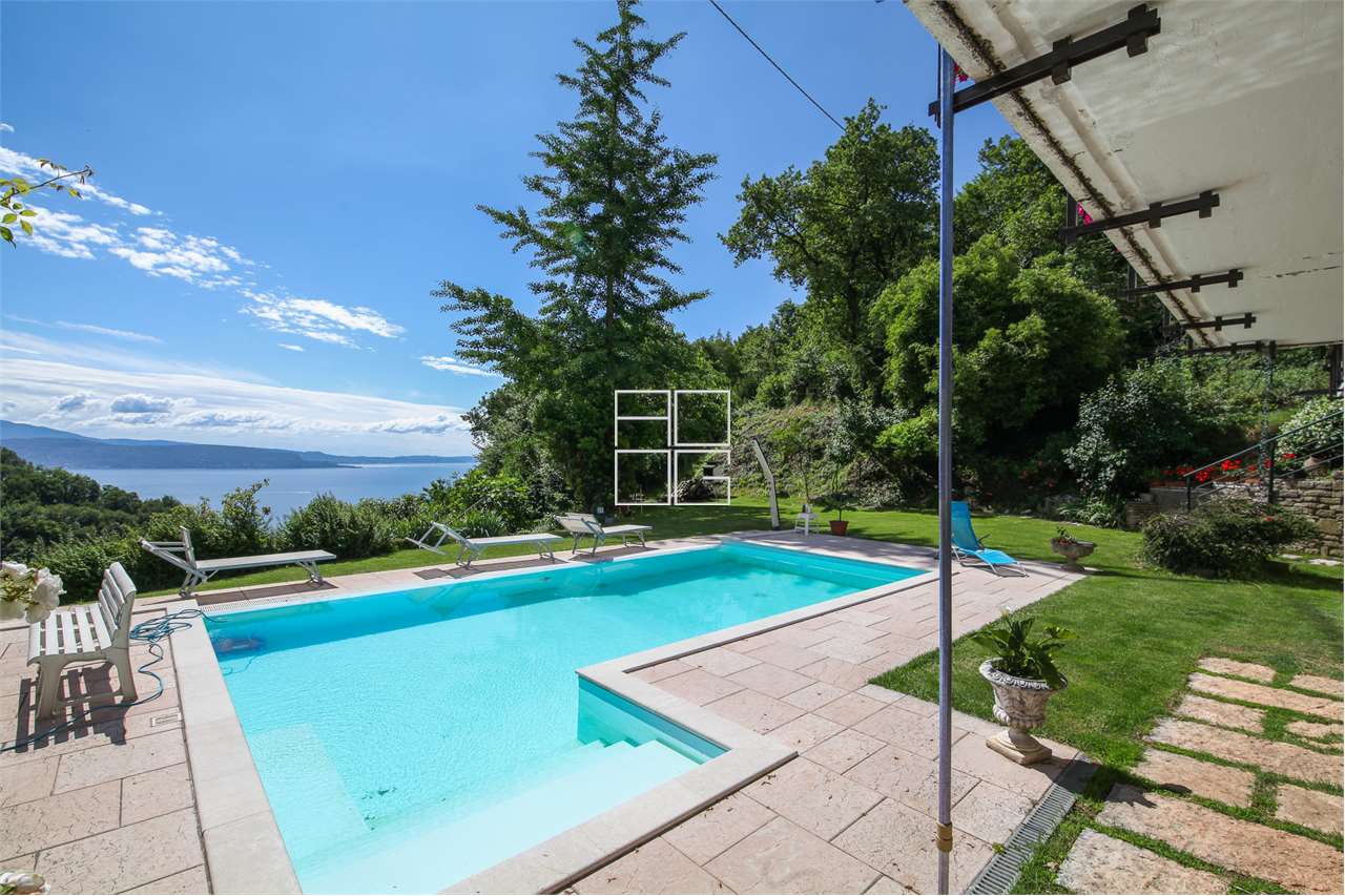 Lake view villa with pool and land in Gardone Riviera