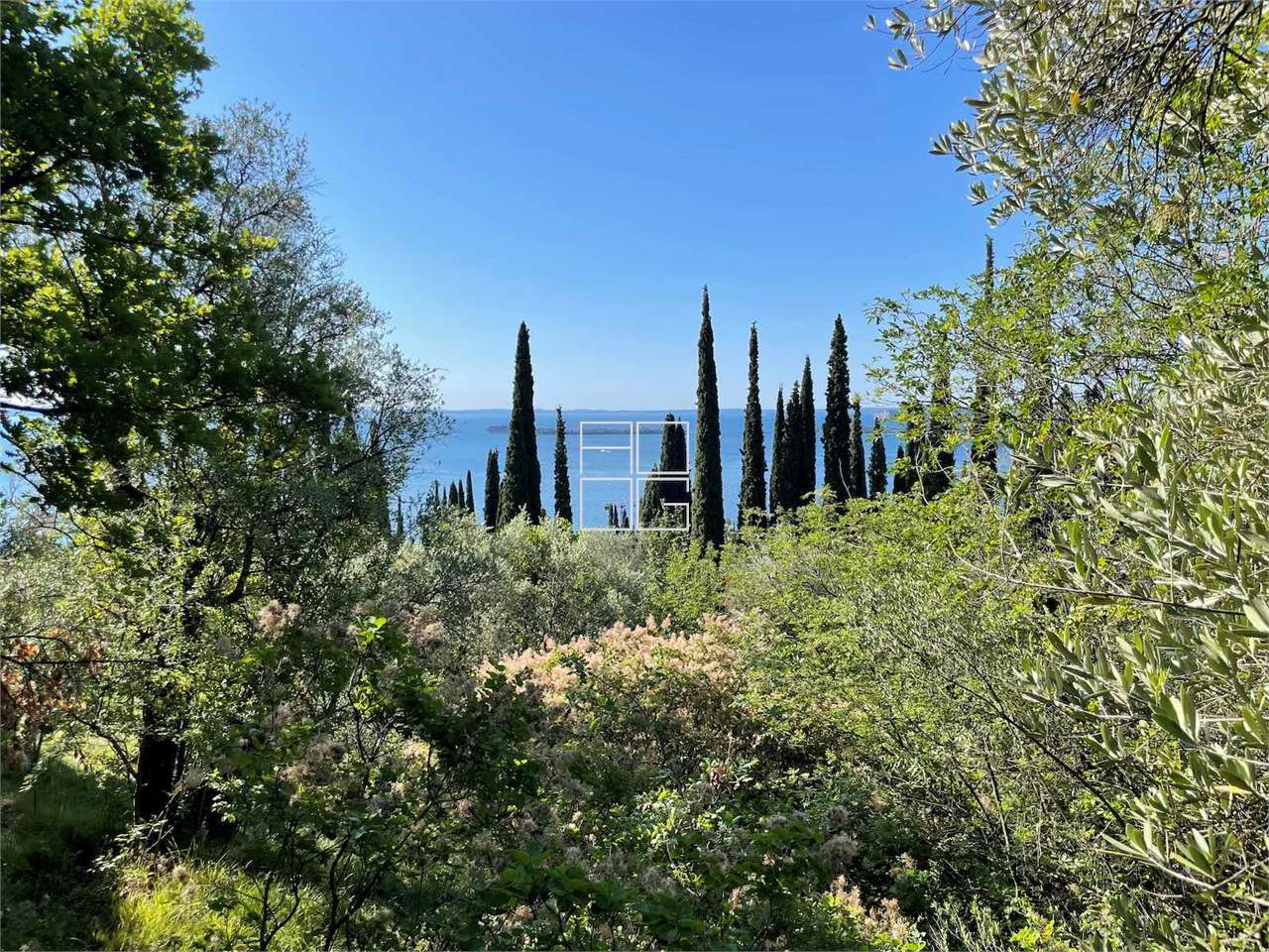 Building plot in exclusive area with lake view in Gardone Riviera