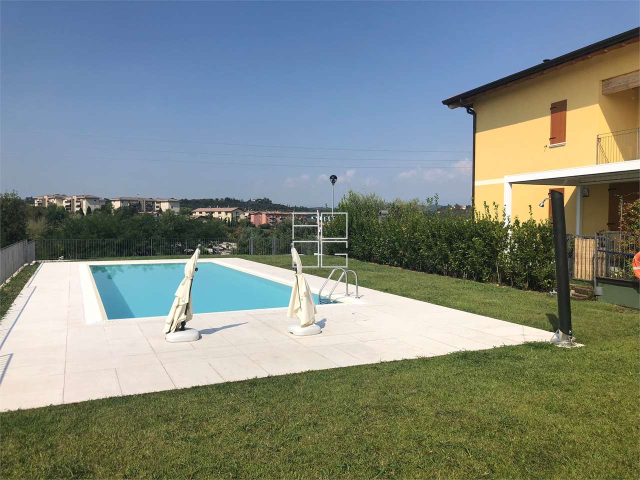 Двухкомнатная квартира доме с бассейном в Desenzano del Garda