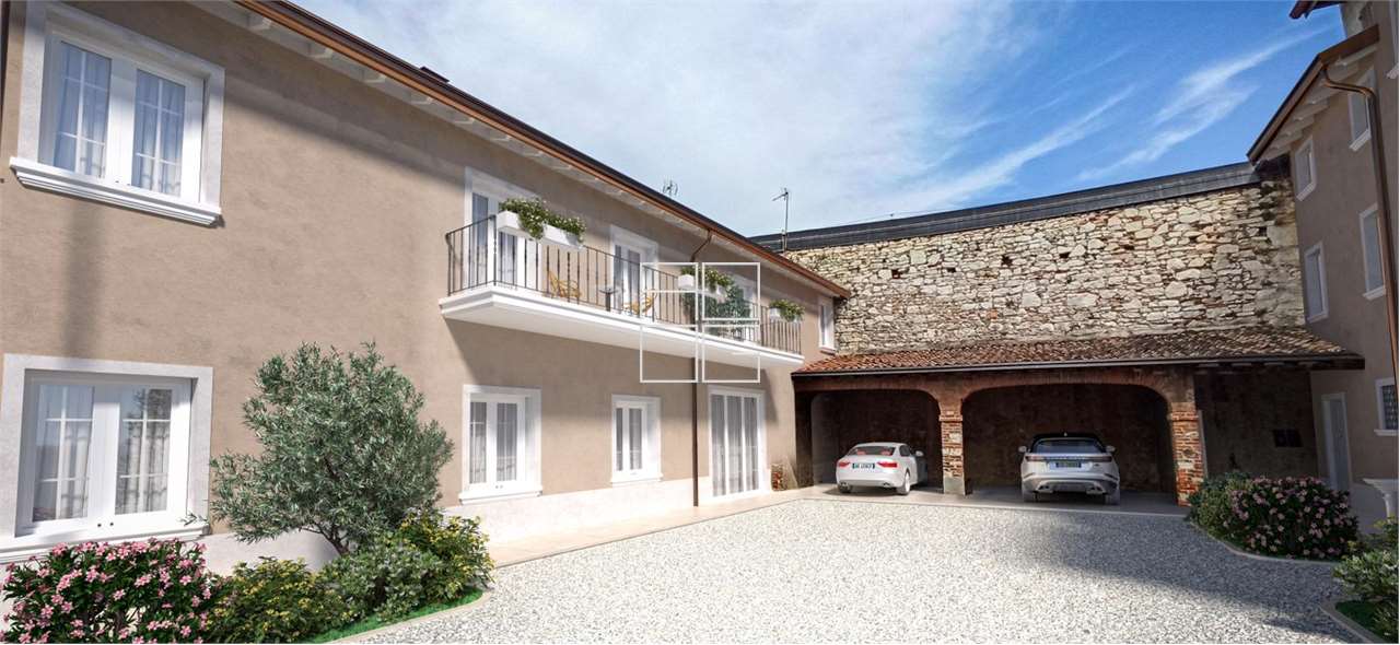 Exclusive property in a stately courtyard in Desenzano del Garda
