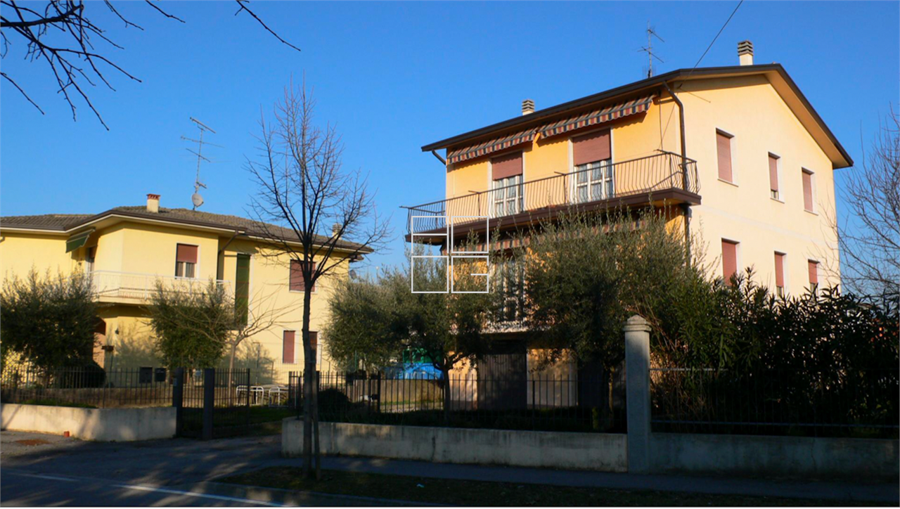 Palazzina con ampia area edificabile a Desenzano del Garda