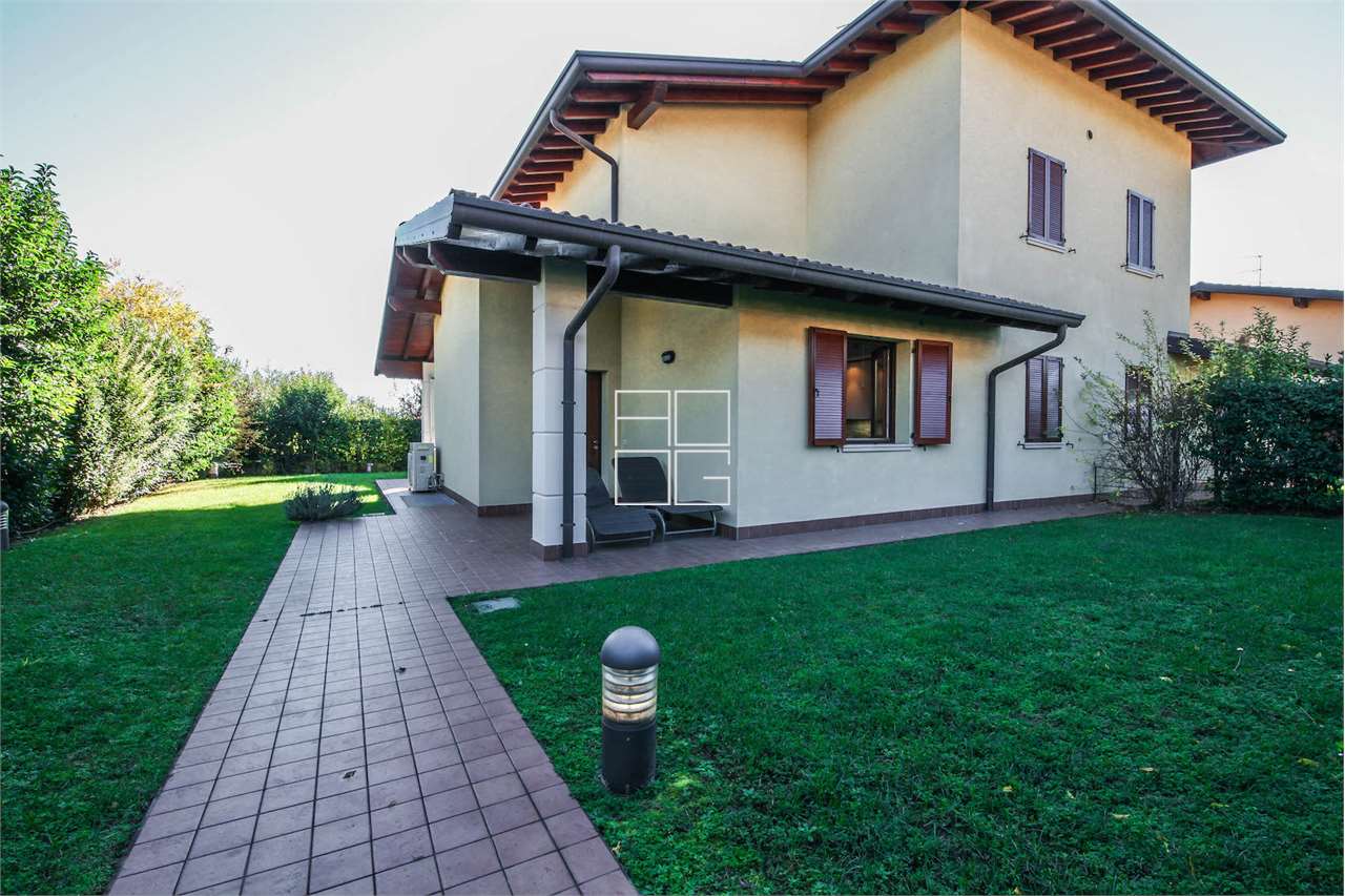 Красивый двухквартирный дом в контексте с бассейно в Moniga del Garda