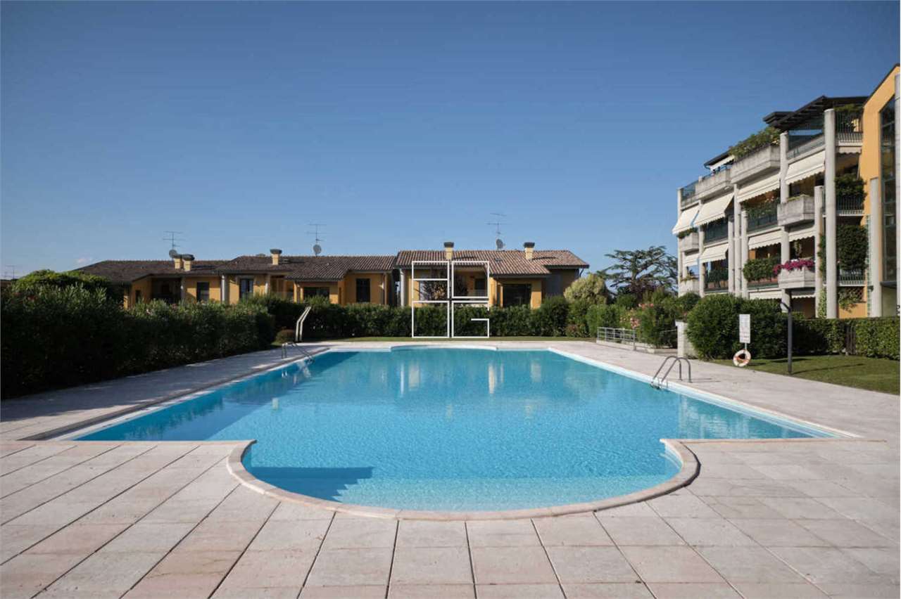 Большая квартира с красивой террасой в Desenzano del Garda