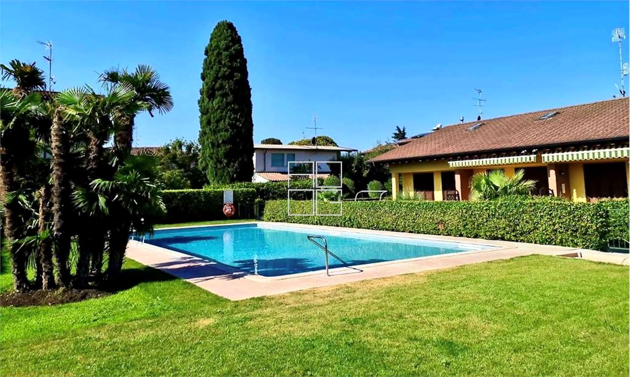 Трехкомнатная квартира в контексте с бассейном в Desenzano del Garda