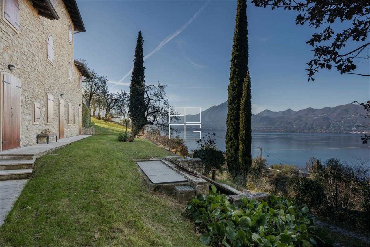 Важная вилла с видом на озеро и бассейном в Torri del Benaco