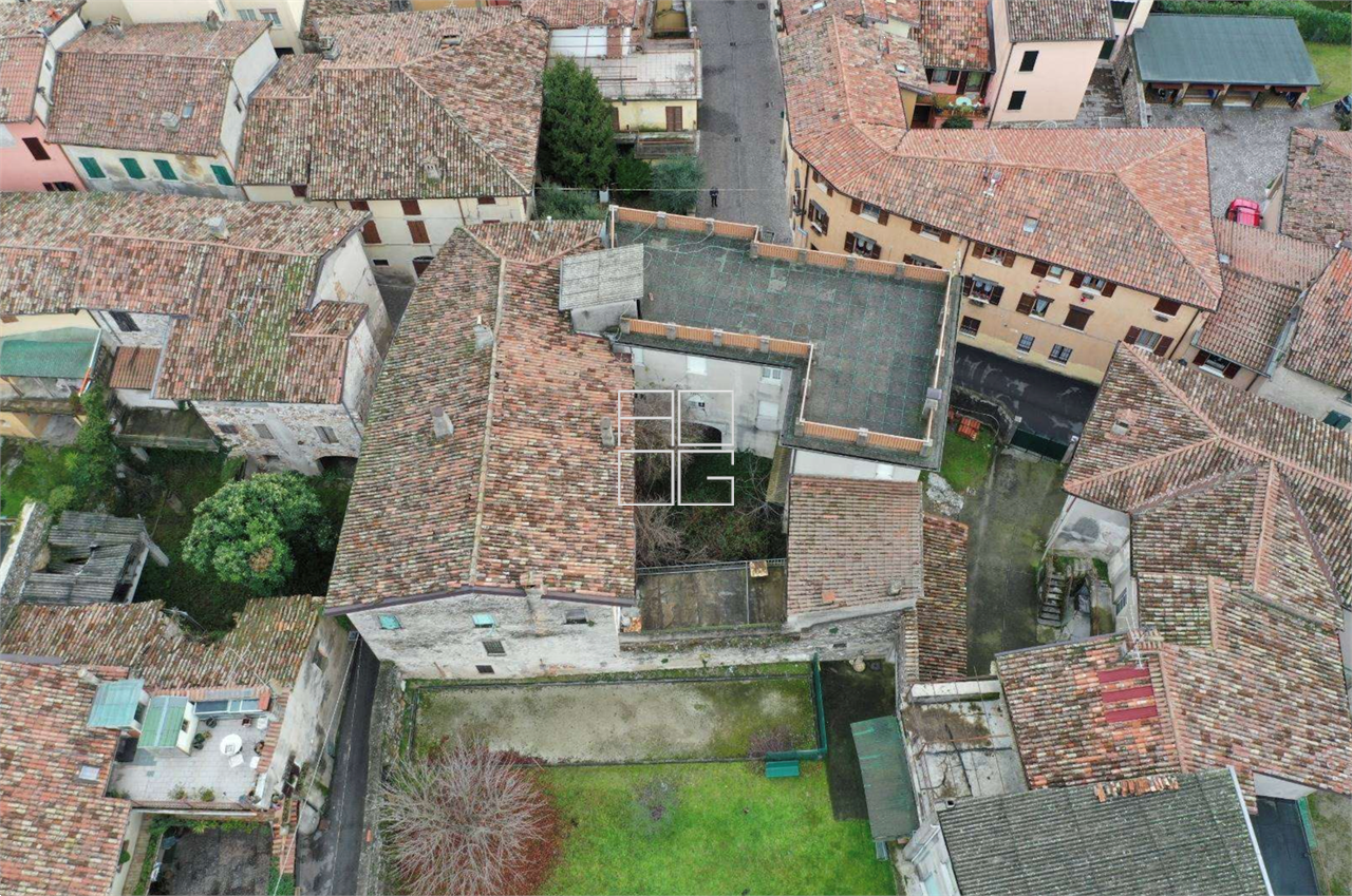 Здание в старом городе с террасой с видом на озеро в San Felice del Benaco