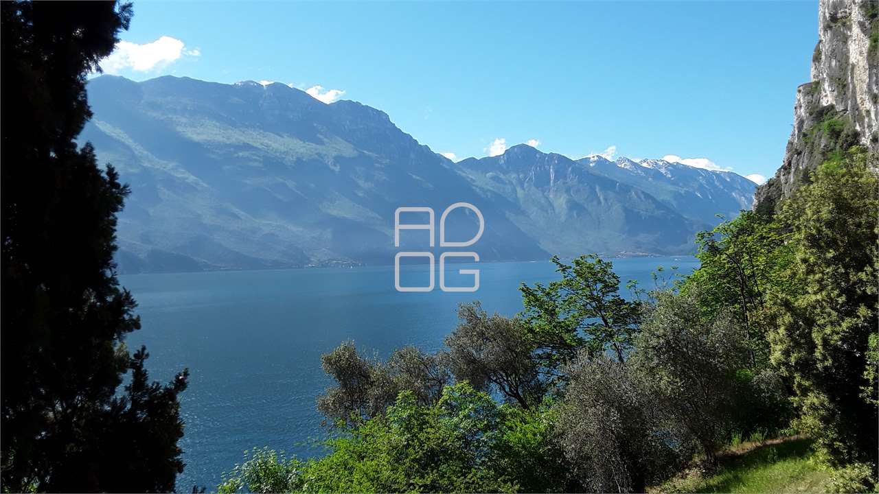 Superb area with fantastic lake view in Tremosine