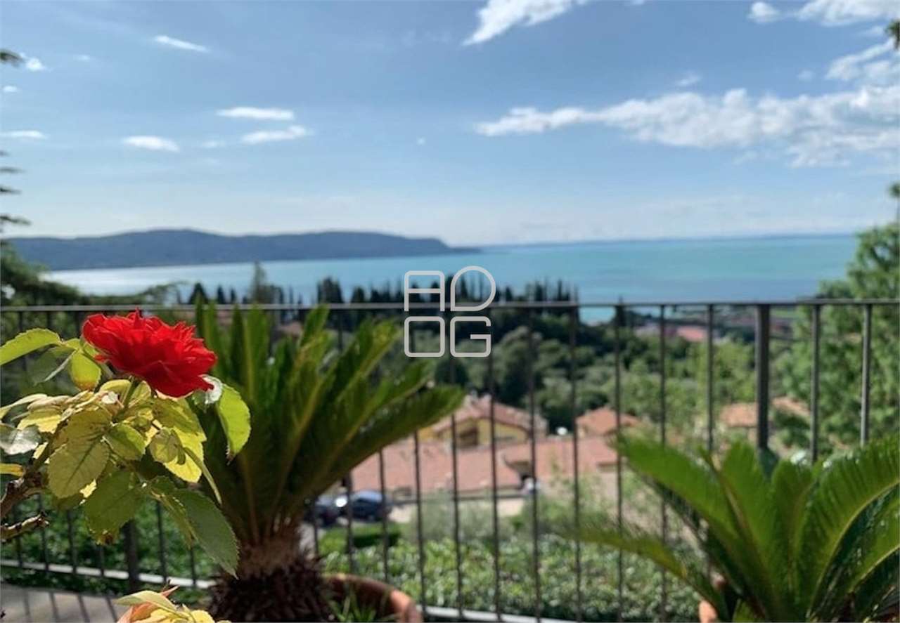 Single villa with dominant lake view in Toscolano Maderno