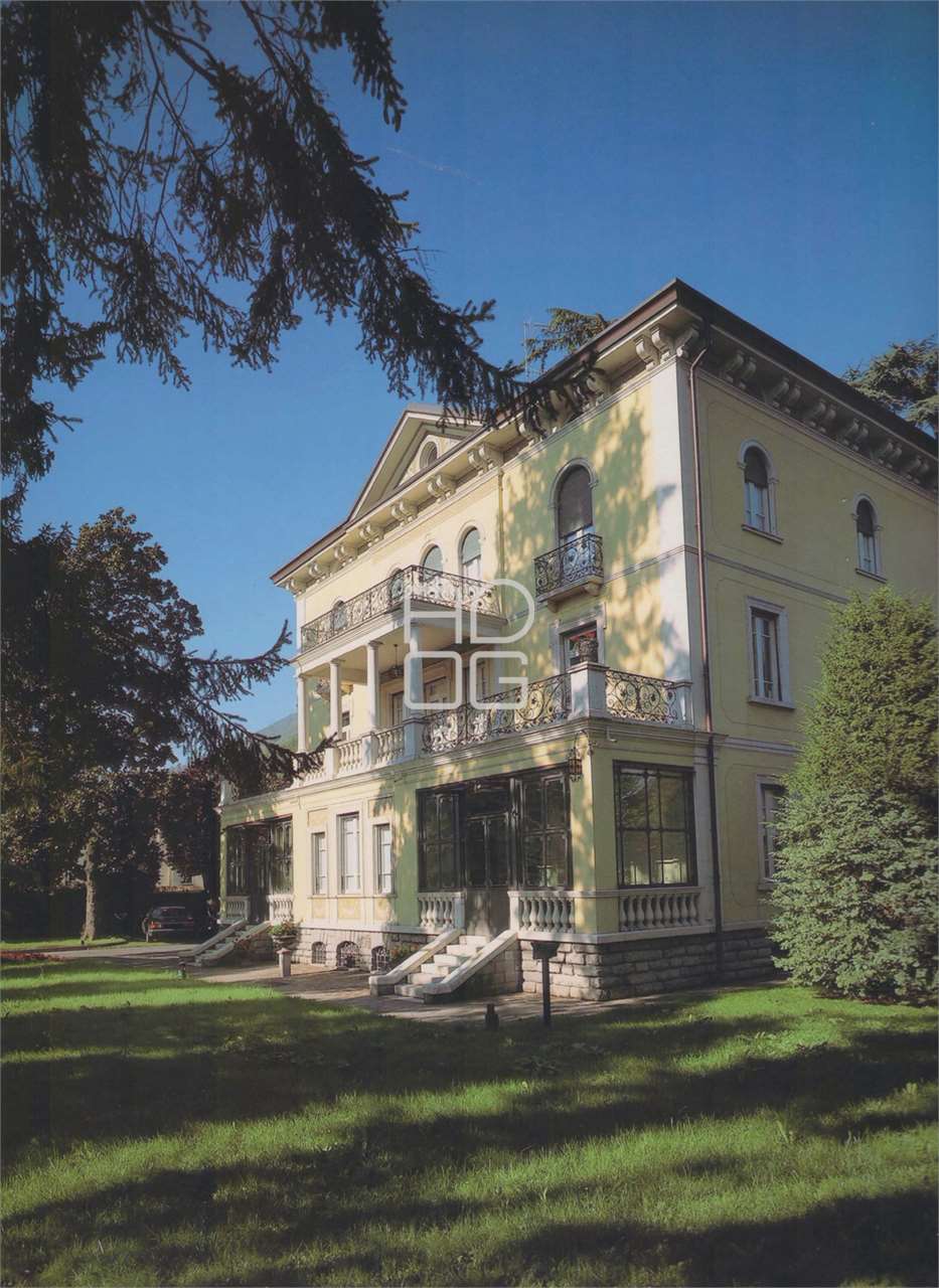 Important Art Nouveau villa with large private par in Salò