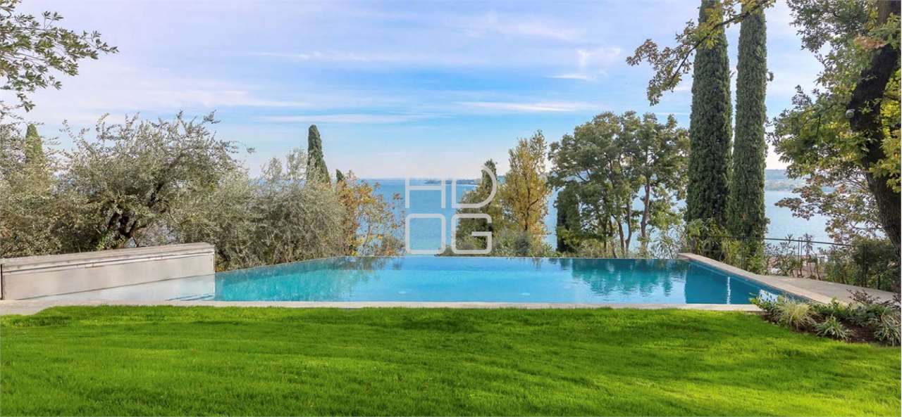 Недвижимость с видом на озеро в Padenghe sul Garda