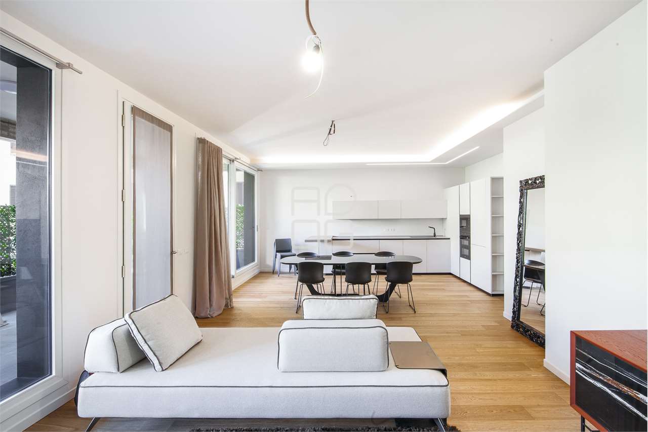 Светлая четырехкомнатная квартира в центре в Desenzano del Garda