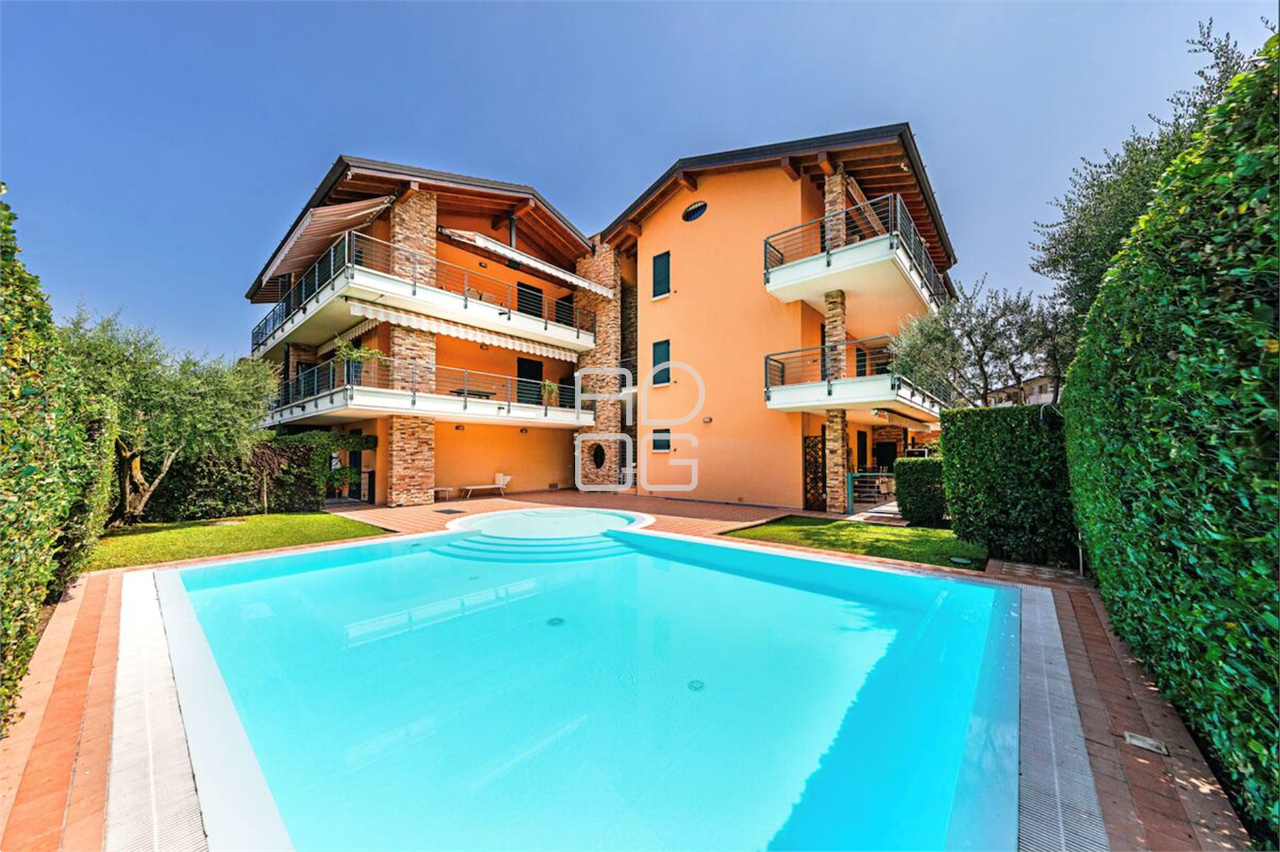 Two-room apartment in residence with pool in Sirmione
