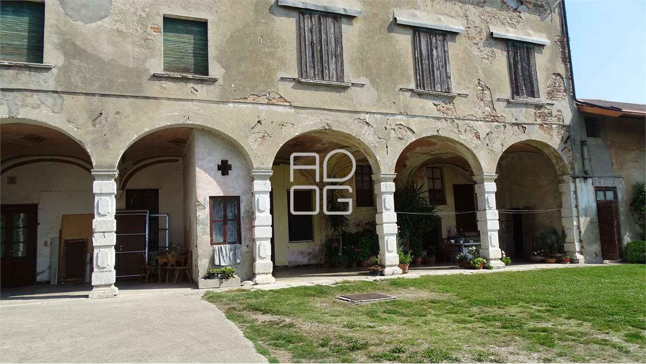 Landhaus zum Renovieren im Grünen in Desenzano del Garda