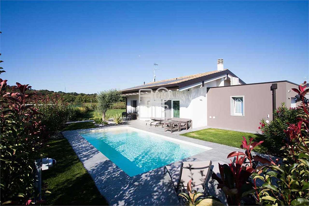 Neues Einfamilienhaus in modernem Stil in Manerba del Garda