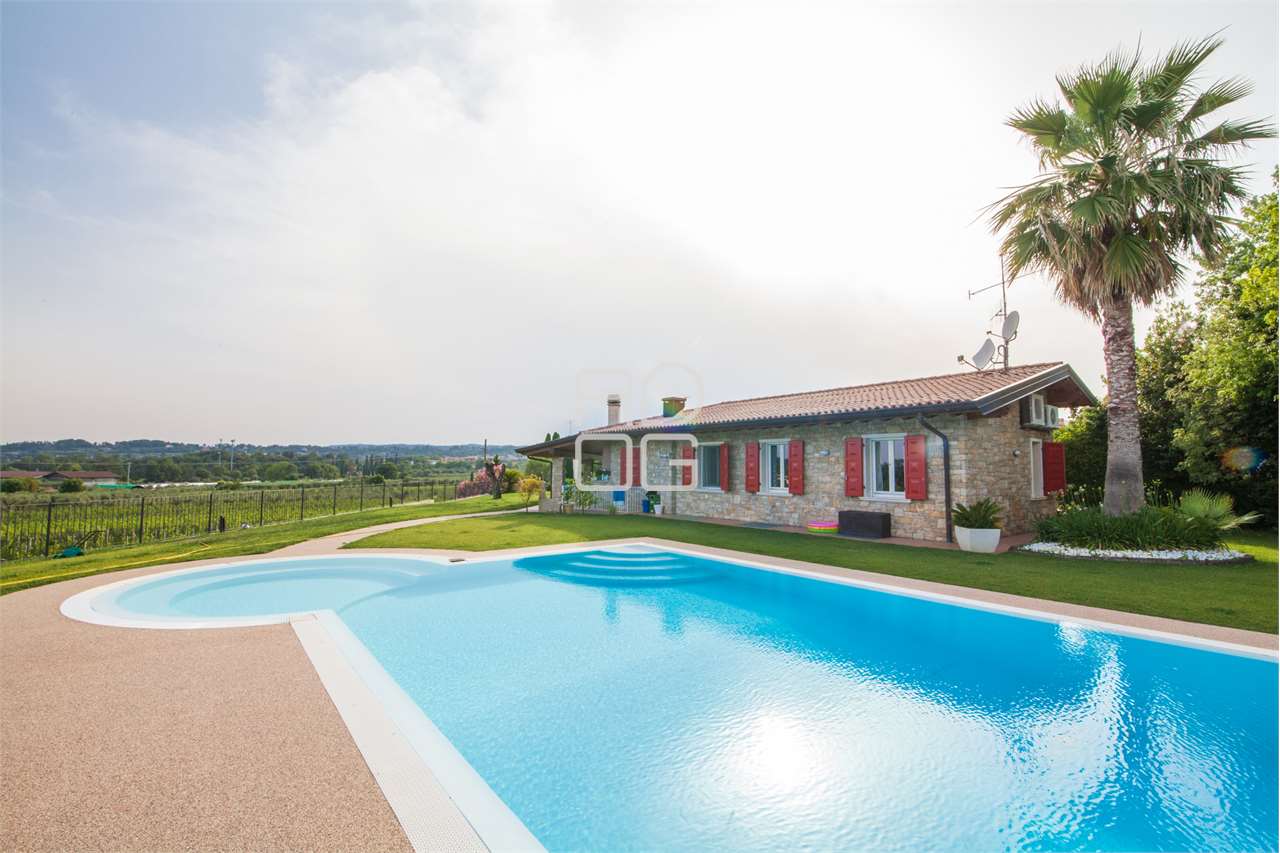 Элегантная вилла с бассейном в 1 км от озера в San Felice del Benaco