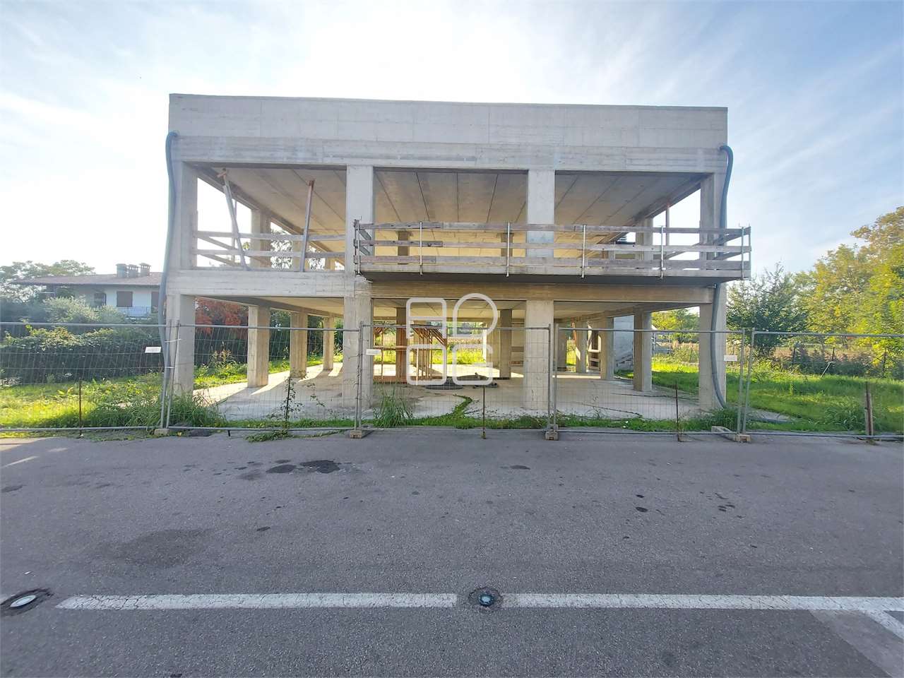 Gewerbe-/Bürogebäude im Rohbau in Manerba del Garda