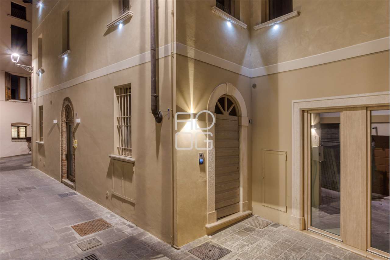 Трехкомнатная квартира на первом этаже в Desenzano del Garda